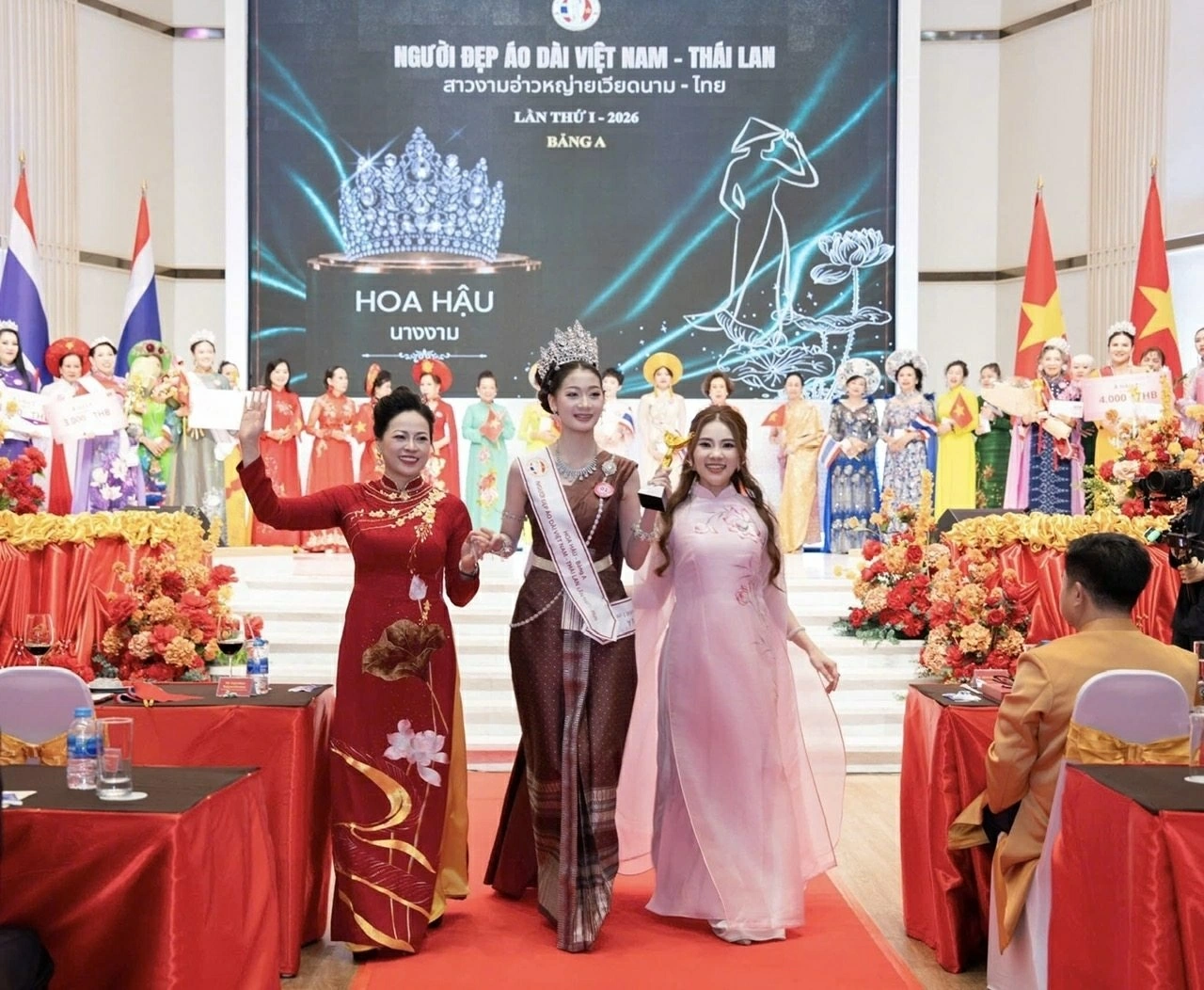 Hoa hậu Bảng A (Áo Dài Việt Nam) Hathaipart Saengsawang - 19 tuổi.