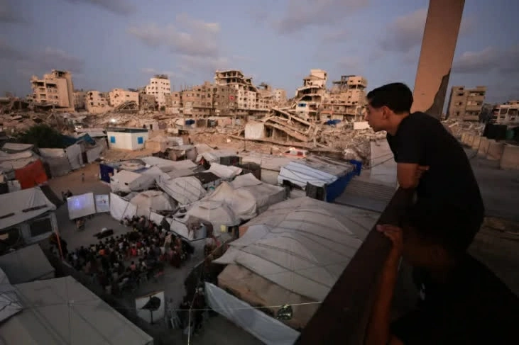 Trẻ em Palestine xem phim hoạt hình tại một rạp chiếu phim lưu động trong khu trại dành cho người phải di dời ở Gaza City. (Nguồn: Anadolu)