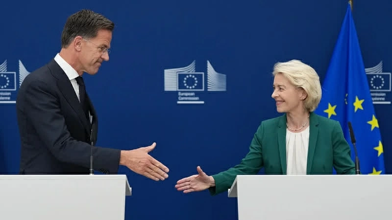 Chủ tịch Ủy ban châu Âu Ursula von der Leyen và Tổng Thư ký NATO Mark Rutte tại cuộc họp báo ở Brussels ngày 2/9, trong bối cảnh EU xem xét cấp thêm hàng tỷ Euro hỗ trợ năng lực phòng không Ukraine. (Nguồn: Euronews)