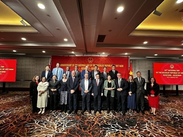 Lần đầu tiên cờ Việt Nam tỏa sáng trên Tòa thị chính Perth, mừng 81 năm Quốc khánh