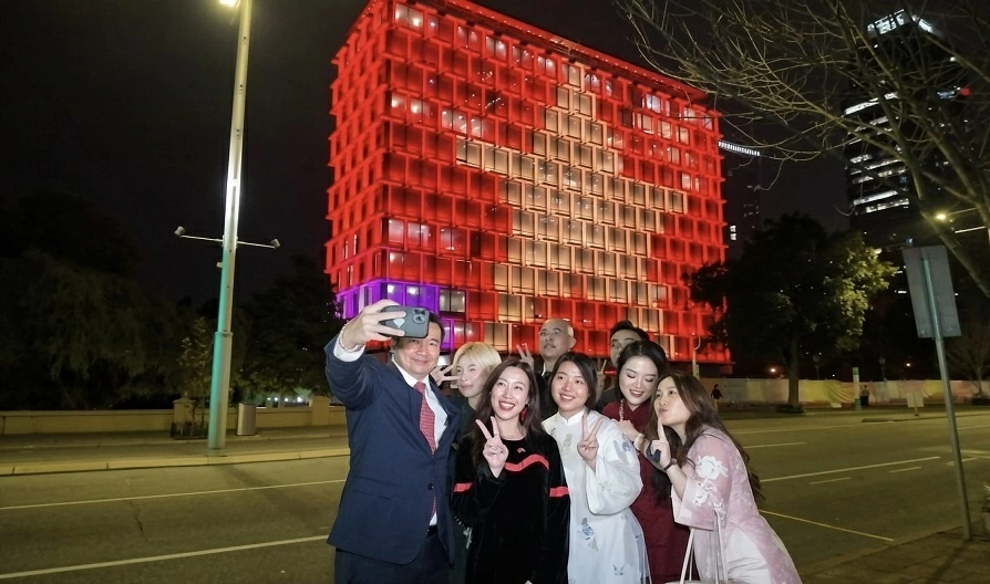 Lần đầu tiên cờ Việt Nam tỏa sáng trên Tòa thị chính Perth, mừng 81 năm Quốc khánh