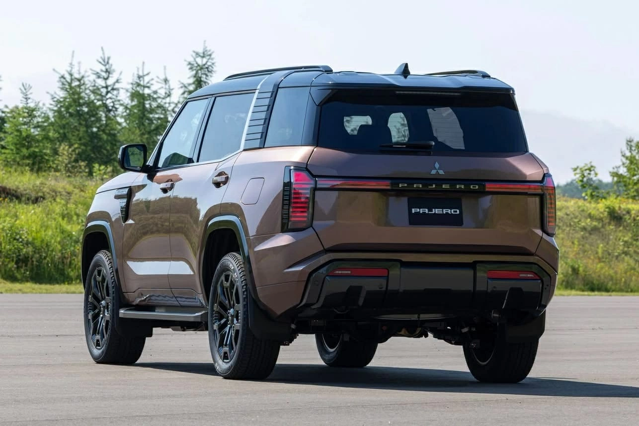 Mitsubishi Pajero thế hệ mới ra mắt, cạnh tranh Toyota Land Cruiser 250