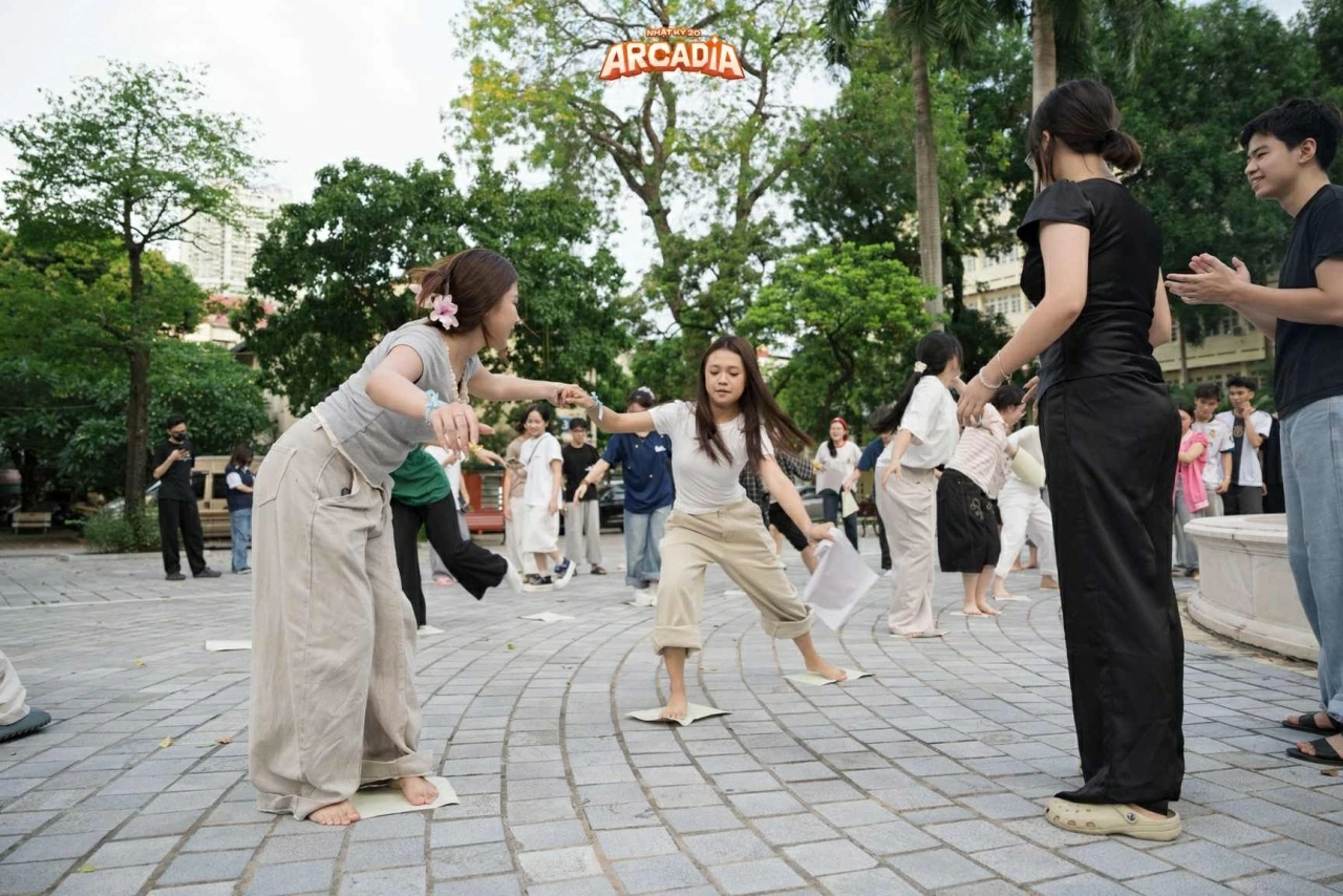 Tập thể lớp Quản lý kinh tế A1 dẫn đầu trong thử thách “Chuyền ván đồng đội”. (Ảnh: BTC) Tập thể lớp Quản lý kinh tế A1 dẫn đầu trong thử thách “Chuyền ván đồng đội”. (Ảnh: BTC)