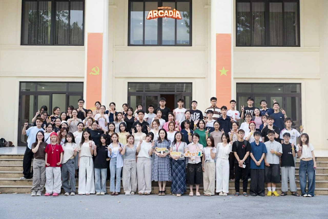 Đông đảo tân sinh viên Khoa Kinh tế chính trị có mặt, sẵn sàng tham gia các trò chơi. (Ảnh: BTC)
