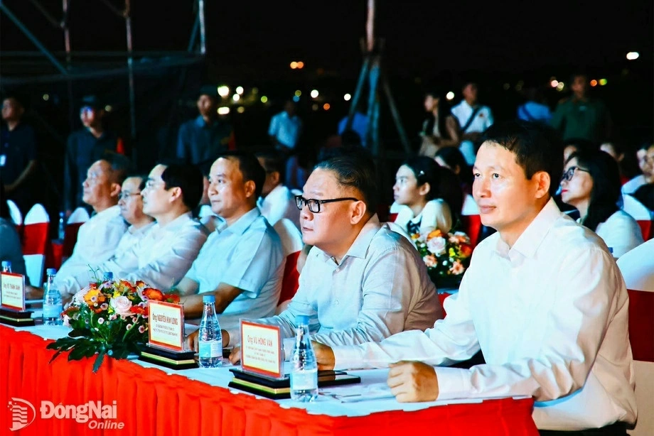 Ủy viên Trung ương Đảng, Bí thư Thành ủy, Trưởng đoàn Đại biểu Quốc hội thành phố Đồng Nai Vũ Hồng Văn và các đại biểu tham dự chương trình nghệ thuật. (Ảnh: Công Nghĩa)