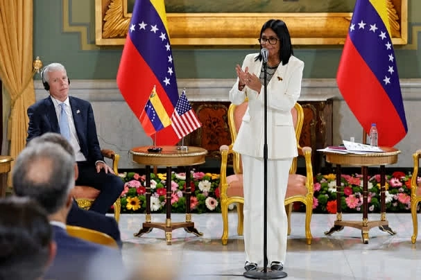 Bộ trưởng Năng lượng Mỹ Chris Wright (trái) và Tổng thống lâm thời Venezuela Delcy Rodriguez tại lễ ký thỏa thuận dầu mỏ ở Caracas ngày 2/9. (Nguồn: Euronews)