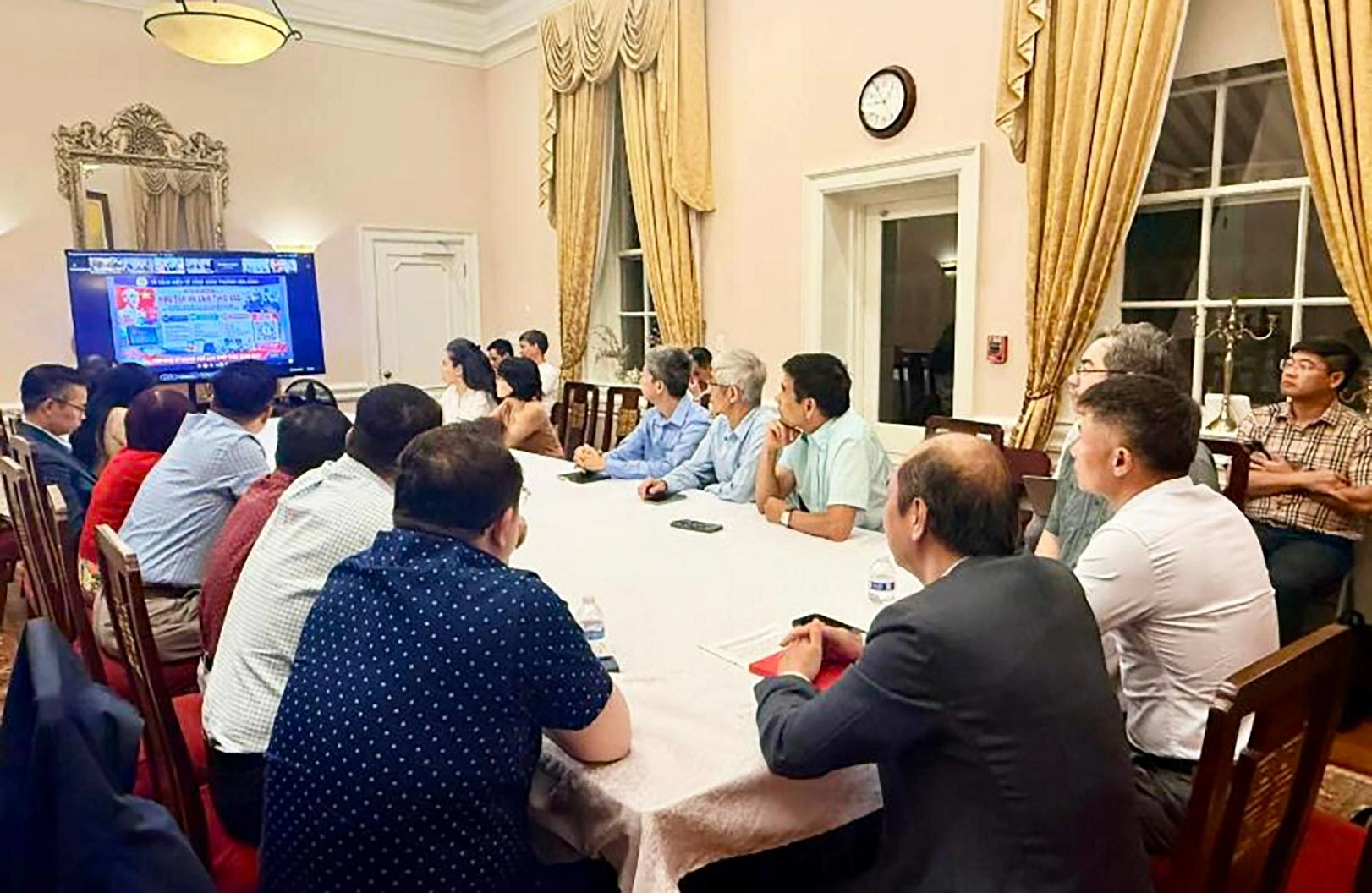 Các đại biểu tham dự trực tuyến tại điểm cầu Đại sứ quán Nam Phi. (Nguồn: BNG)