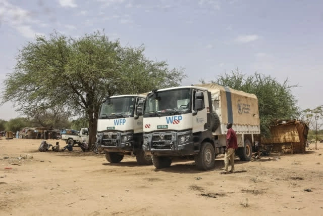 Hai xe tải của Chương trình Lương thực Thế giới (WFP) bị không kích khi đang vận chuyển hàng cứu trợ tới Kadugli, bang South Kordofan, Sudan. (Nguồn: Arab News PK) Hai xe tải của Chương trình Lương thực Thế giới (WFP) bị không kích khi đang vận chuyển hàng cứu trợ tới Kadugli, bang South Kordofan, Sudan. (Nguồn: Arab News PK)