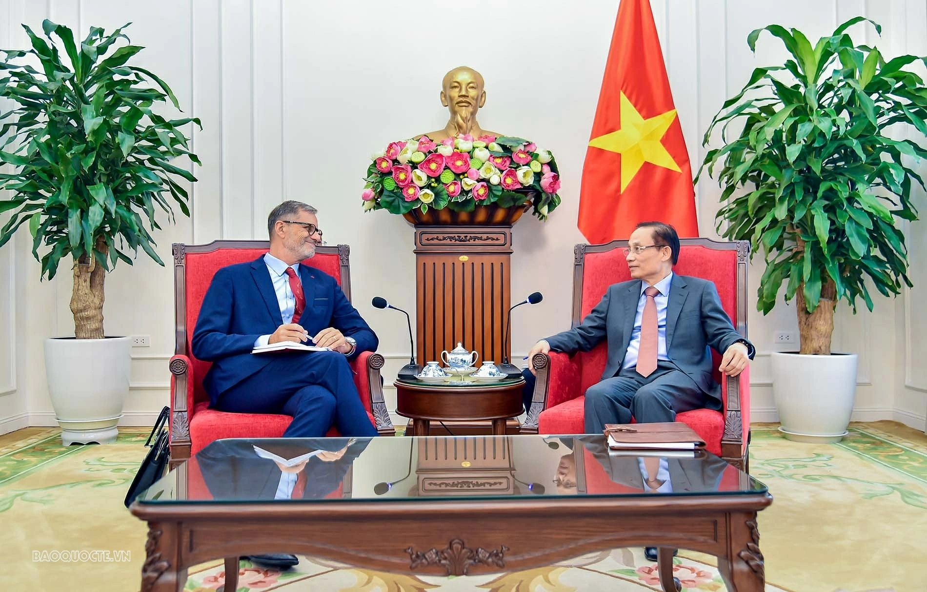 Bộ trưởng Ngoại giao Lê Hoài Trung tiếp Đại sứ Pháp tại Việt Nam đến chào từ biệt