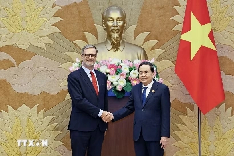 Chủ tịch Quốc hội Trần Thanh Mẫn đánh giá cao đóng góp của Đại sứ Pháp Olivier Brochet Chủ tịch Quốc hội Trần Thanh Mẫn đánh giá cao đóng góp của Đại sứ Pháp Olivier Brochet
