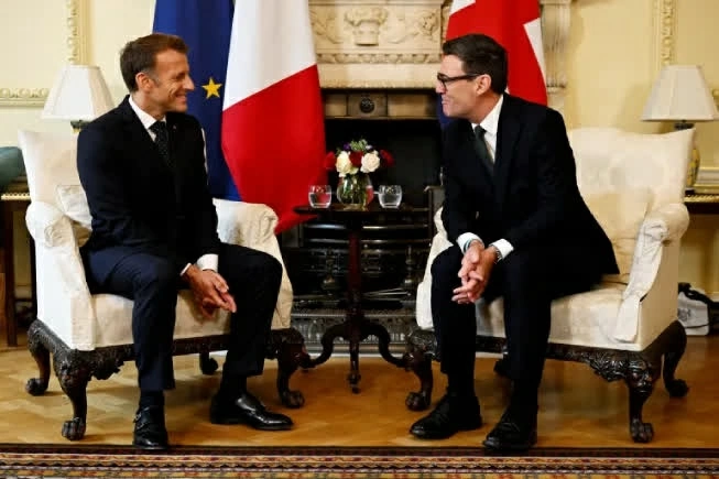 Thủ tướng Anh Andy Burnham và Tổng thống Pháp Emmanuel Macron tại cuộc gặp ở London ngày 3/9, trong bối cảnh hai nước thúc đẩy hợp tác về di cư, thương mại và quốc phòng. (Nguồn: Al Jazeera)