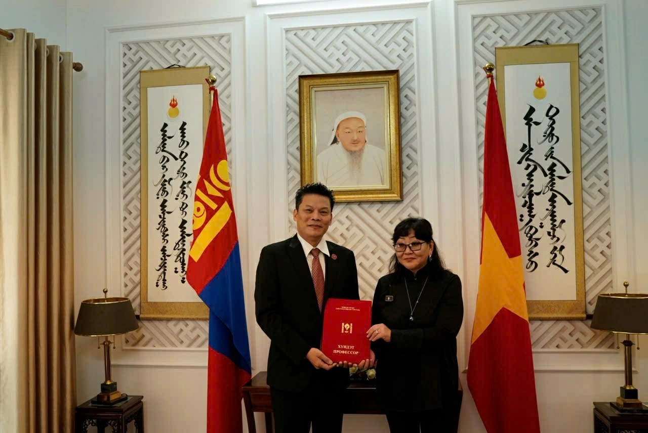 Trường Đại học Văn hóa nghệ thuật Mông Cổ trao tặng danh hiệu ‘Giáo sư danh dự’ cho đạo diễn Lê Quý Dương Trường Đại học Văn hóa nghệ thuật Mông Cổ trao tặng danh hiệu ‘Giáo sư danh dự’ cho đạo diễn Lê Quý Dương
