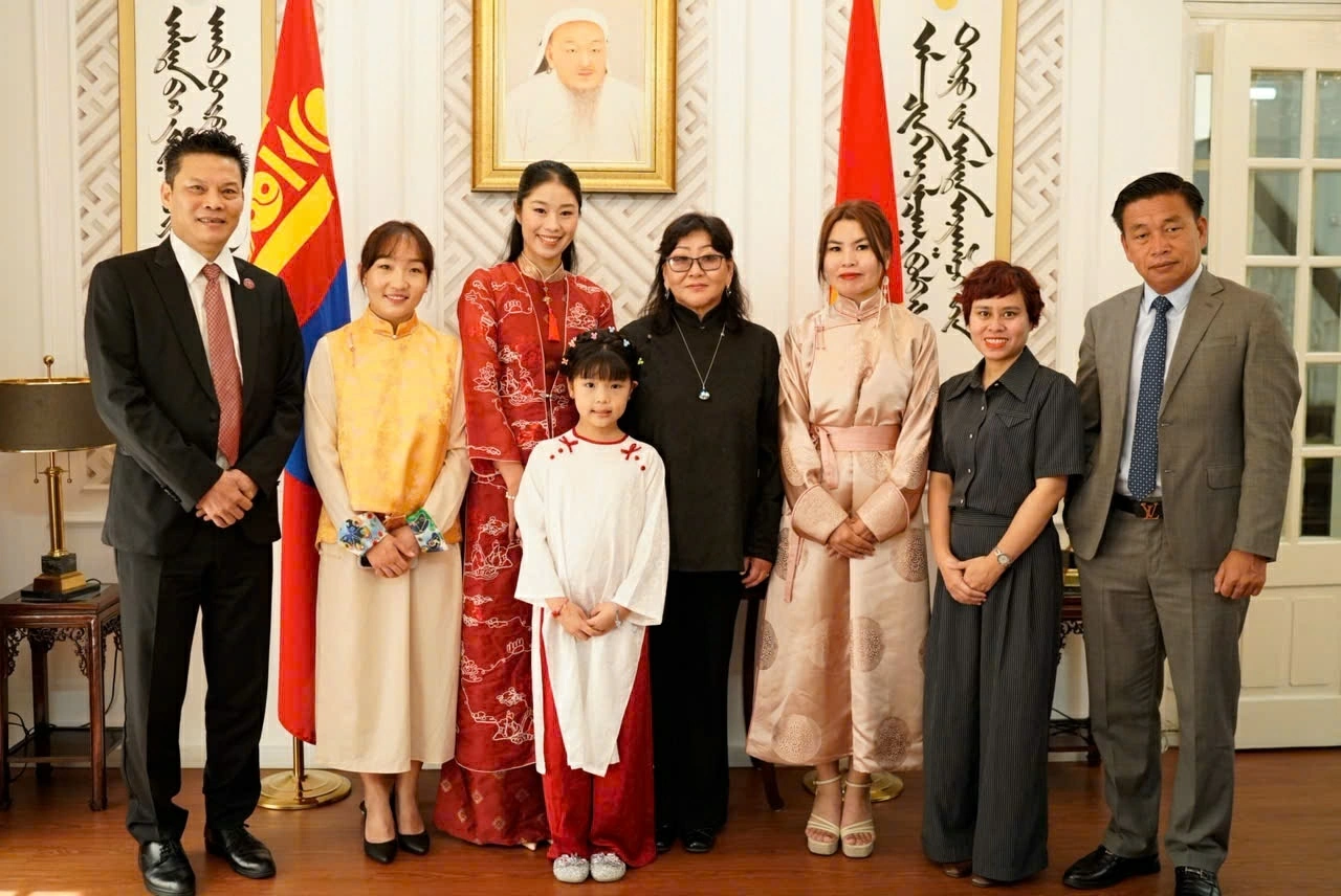 Trường Đại học Văn hóa nghệ thuật Mông Cổ trao tặng danh hiệu ‘Giáo sư danh dự’ cho đạo diễn Lê Quý Dương Trường Đại học Văn hóa nghệ thuật Mông Cổ trao tặng danh hiệu ‘Giáo sư danh dự’ cho đạo diễn Lê Quý Dương