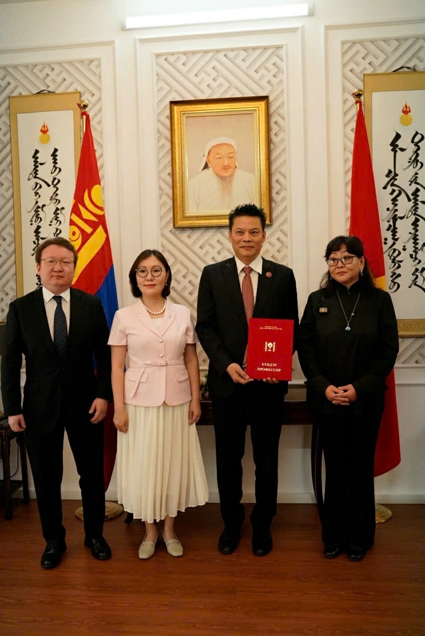 Trường Đại học Văn hóa nghệ thuật Mông Cổ trao tặng danh hiệu ‘Giáo sư danh dự’ cho đạo diễn Lê Quý Dương Trường Đại học Văn hóa nghệ thuật Mông Cổ trao tặng danh hiệu ‘Giáo sư danh dự’ cho đạo diễn Lê Quý Dương