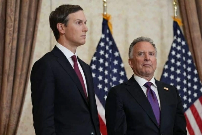 Đặc phái viên Mỹ Steve Witkoff và Jared Kushner được Tổng thống Donald Trump cử ra nước ngoài thúc đẩy đề xuất hòa bình mới cho Ukraine. (Nguồn: Internazionale)