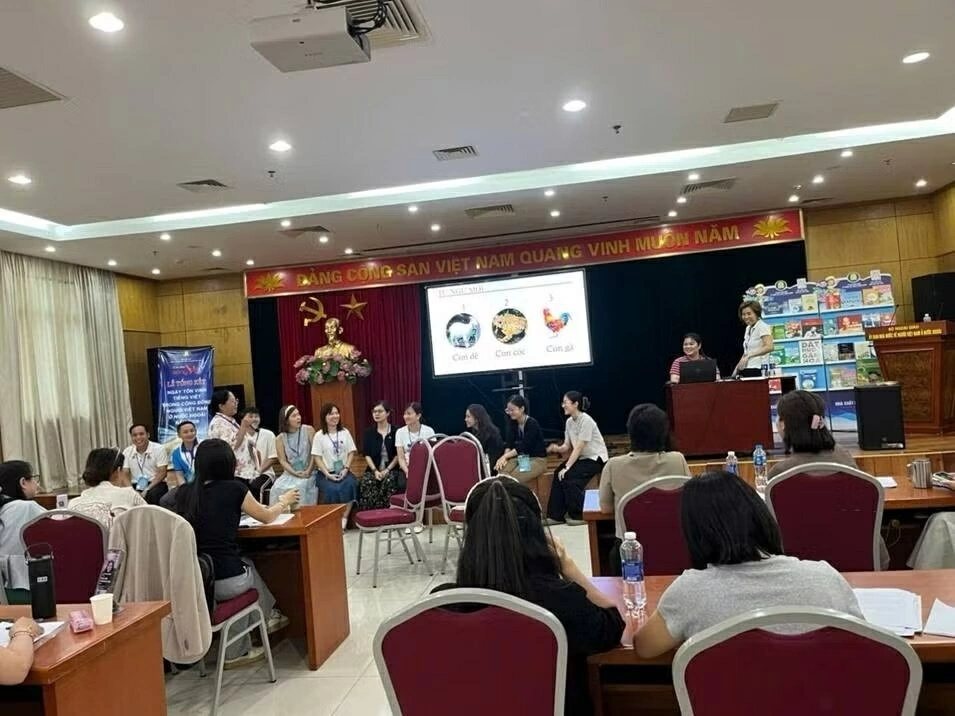 NXB Giáo dục Việt Nam đồng hành cùng giáo viên người Việt Nam ở nước ngoài trong hành trình giữ gìn, lan tỏa tiếng Việt NXB Giáo dục Việt Nam đồng hành cùng giáo viên người Việt Nam ở nước ngoài trong hành trình giữ gìn, lan tỏa tiếng Việt