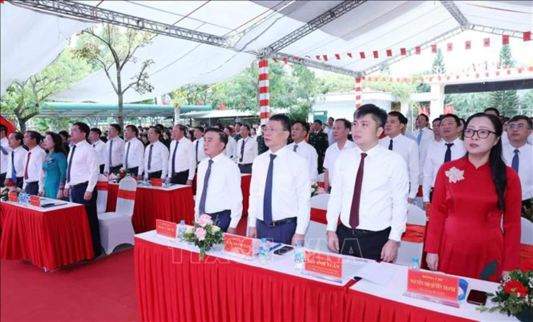 Thường trực Ban Bí thư Trần Cẩm Tú dự Lễ khai giảng năm học mới tại Trường Phổ thông Dân tộc nội trú tỉnh Bắc Ninh. (Nguồn: TTXVN) Thường trực Ban Bí thư Trần Cẩm Tú dự khai giảng năm học mới tại Trường Phổ thông dân tộc Nội trú tỉnh Bắc Ninh