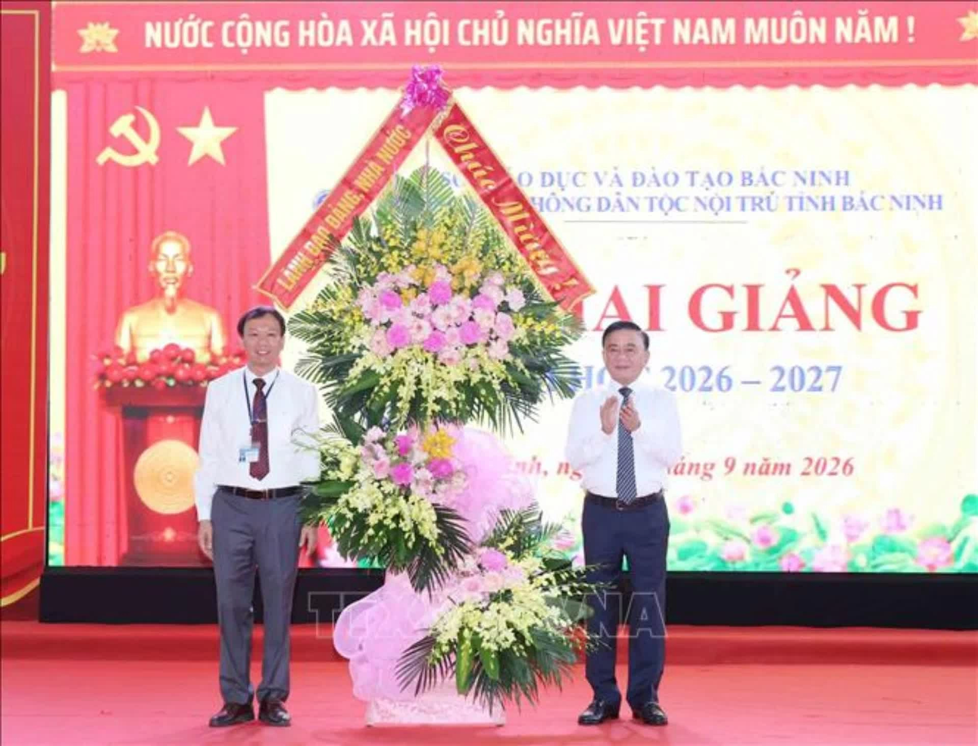Thường trực Ban Bí thư Trần Cẩm Tú tặng hoa chúc mừng năm học mới Trường Phổ thông Dân tộc nội trú tỉnh Bắc Ninh. (Nguồn: TTXVN) Thường trực Ban Bí thư Trần Cẩm Tú dự khai giảng năm học mới tại Trường Phổ thông dân tộc Nội trú tỉnh Bắc Ninh