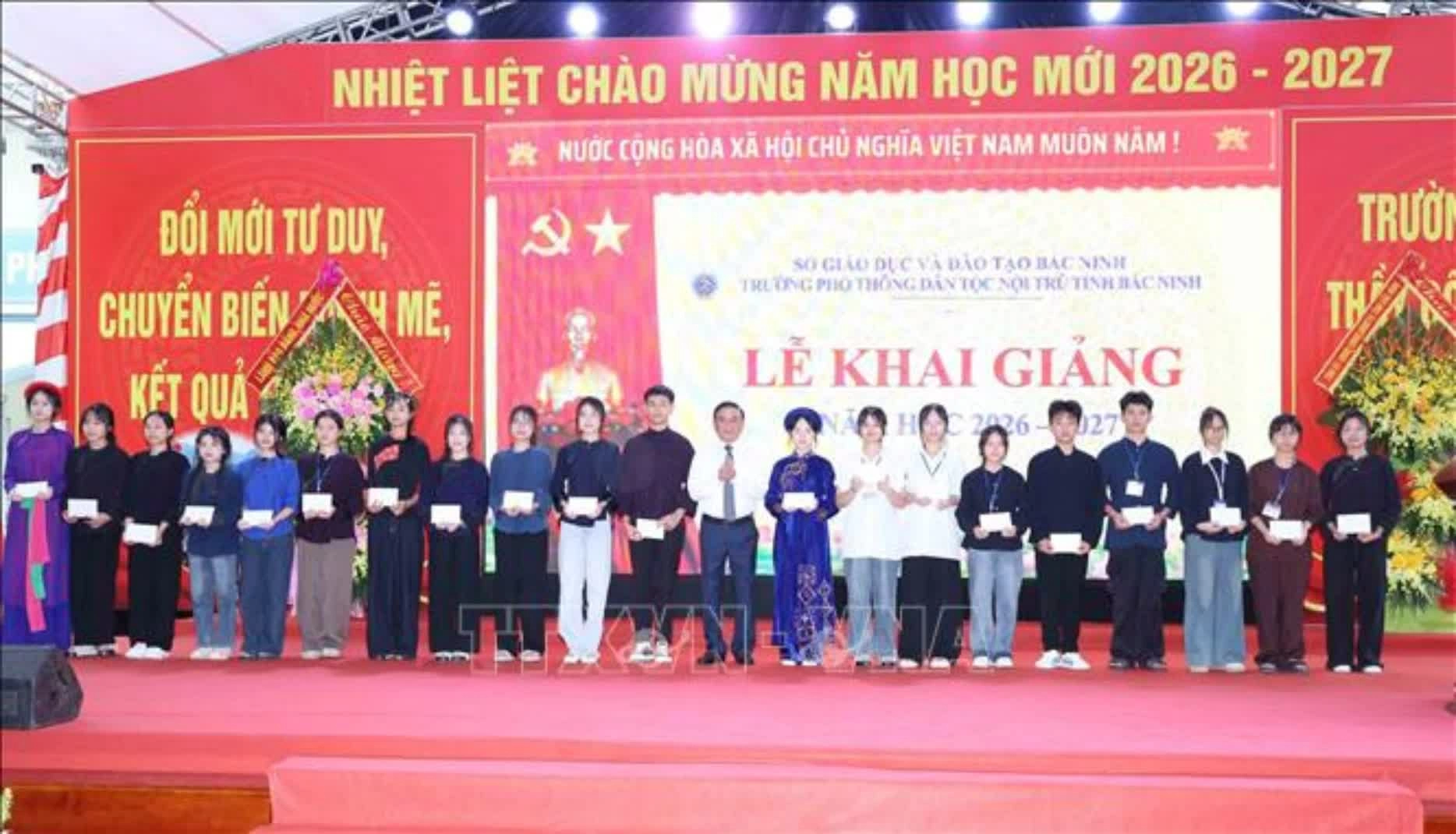 Thường trực Ban Bí thư Trần Cẩm Tú trao quà cho học sinh có thành tích xuất sắc Trường Phổ thông Dân tộc nội trú tỉnh Bắc Ninh. (Nguồn: TTXVN) Thường trực Ban Bí thư Trần Cẩm Tú dự khai giảng năm học mới tại Trường Phổ thông dân tộc Nội trú tỉnh Bắc Ninh