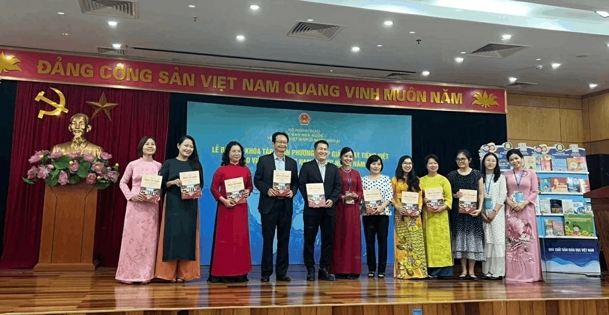 NXB Giáo dục Việt Nam đồng hành cùng giáo viên người Việt Nam ở nước ngoài trong hành trình giữ gìn, lan tỏa tiếng Việt