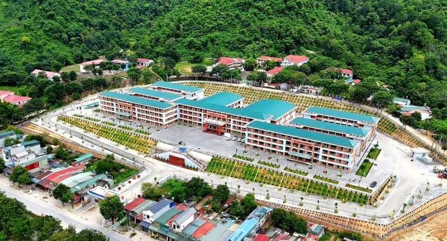 Sau khoảng 10 tháng khẩn trương thi công, Trường Phổ thông Nội trú TH & THCS PETROVIETNAM - Phong Thổ đã cơ bản hoàn thiện đồng bộ.