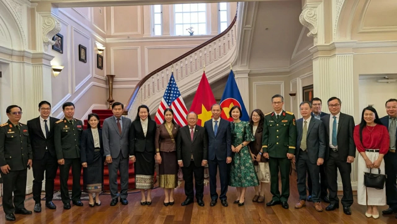 Đại sứ quán Việt Nam và Đại sứ quán Lào tại Hoa Kỳ chụp ảnh lưu niệm nhân dịp kỷ niệm 81 năm Quốc khánh Việt Nam. (Nguồn: Đại sứ quán Việt Nam tại Hoa Kỳ)