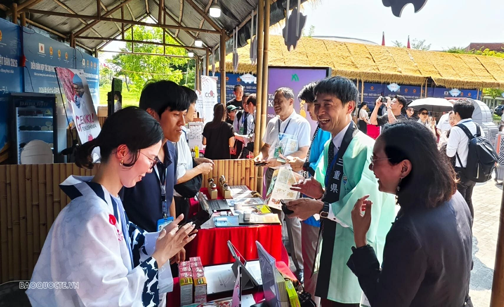 Khu trưng bày giới thiệu hình ảnh, thành tựu, tiềm năng, thế mạnh và các sản phẩm đặc trưng của các địa phương Việt Nam và Nhật Bản. 