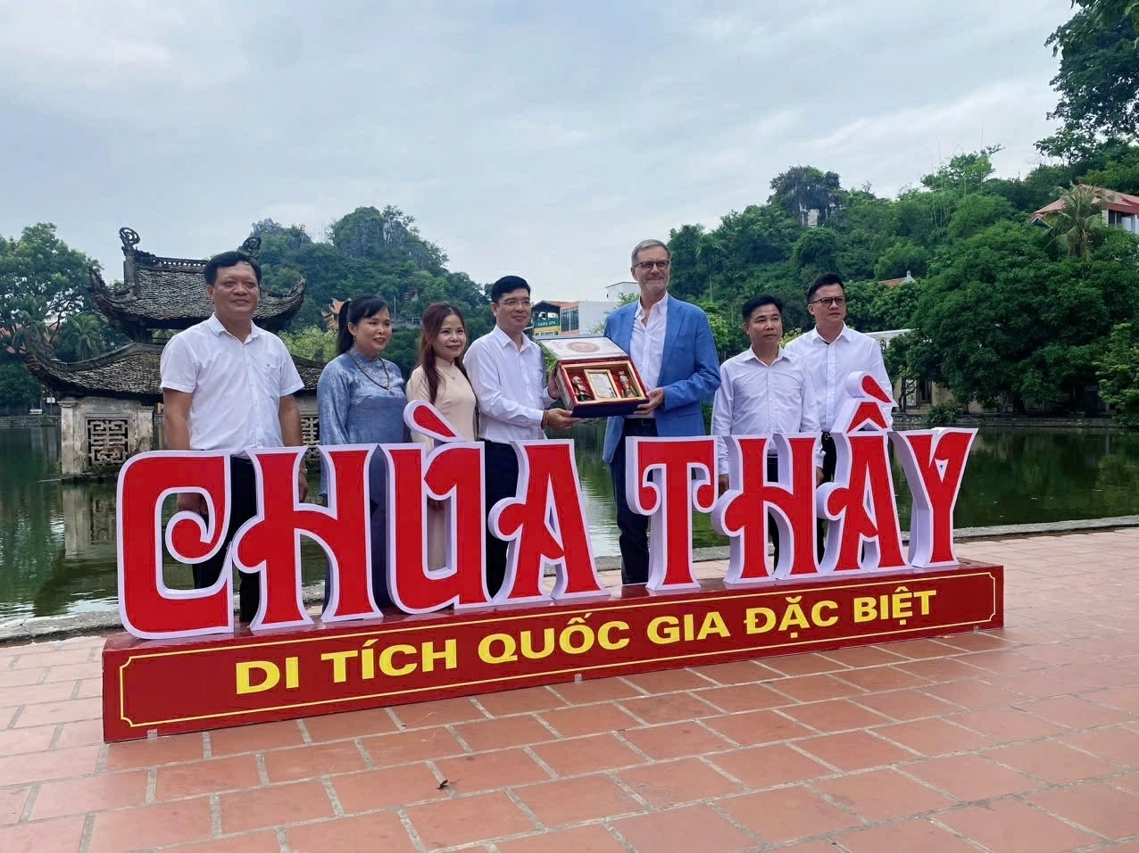 Chuyến thăm Chùa Thầy của Đại sứ Pháp Olivier Brochet cùng thông điệp về bảo tồn di sản bền vững