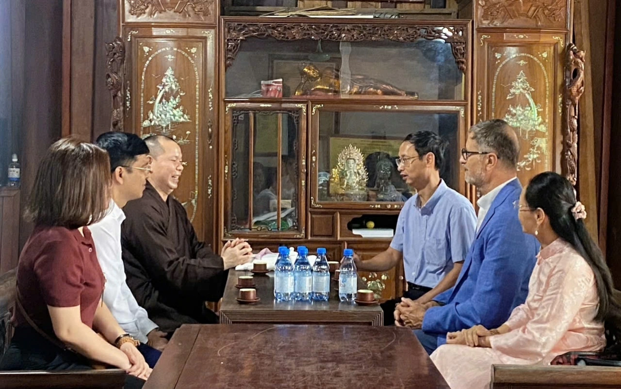Chuyến thăm Chùa Thầy của Đại sứ Pháp Olivier Brochet cùng thông điệp về bảo tồn di sản bền vững