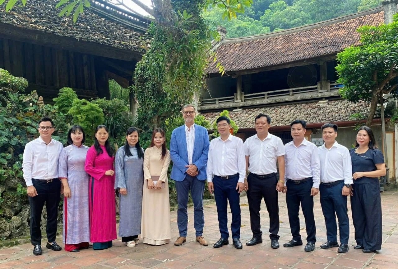 Chuyến thăm Chùa Thầy của Đại sứ Pháp Olivier Brochet cùng thông điệp về bảo tồn di sản bền vững