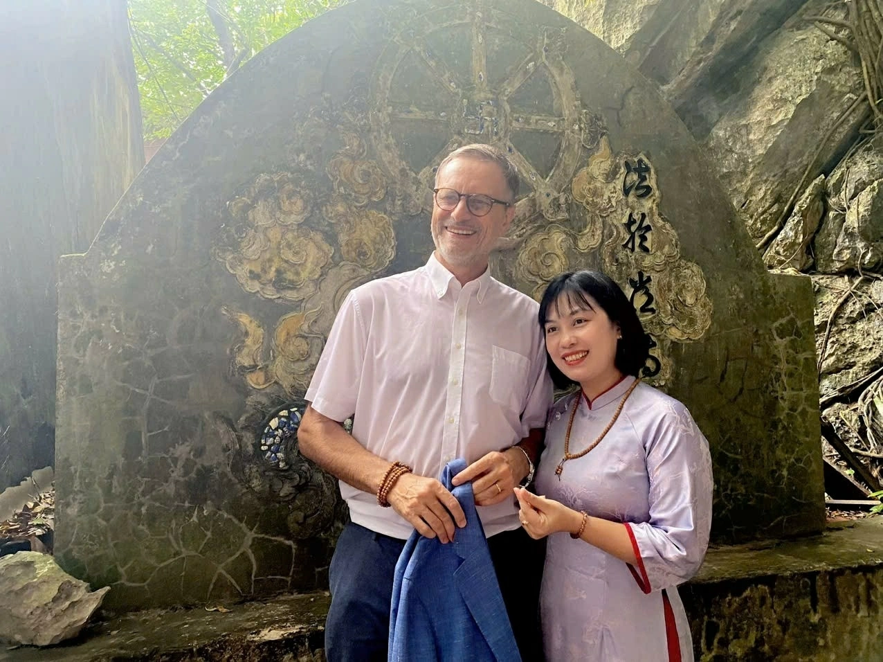 Chuyến thăm Chùa Thầy của Đại sứ Pháp Olivier Brochet cùng thông điệp về bảo tồn di sản bền vững