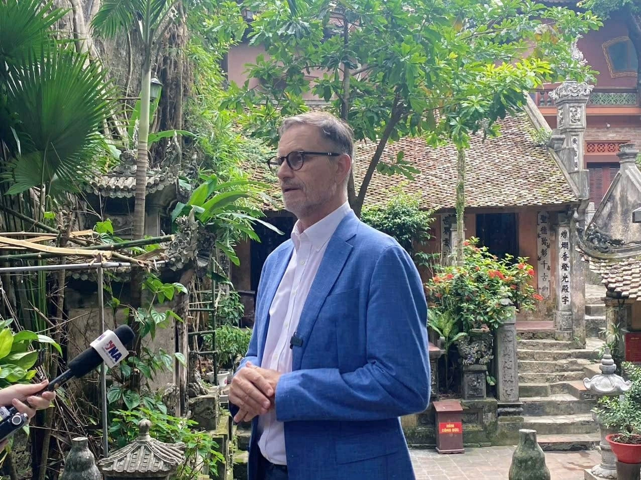 Chuyến thăm Chùa Thầy của Đại sứ Pháp Olivier Brochet cùng thông điệp về bảo tồn di sản bền vững