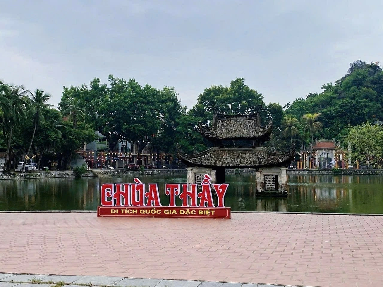 Chuyến thăm Chùa Thầy của Đại sứ Pháp Olivier Brochet cùng thông điệp về bảo tồn di sản bền vững