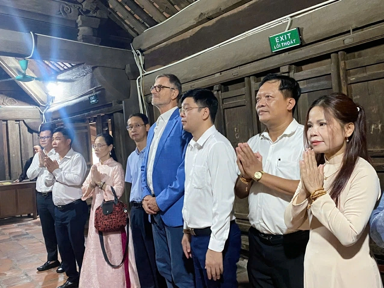 Chuyến thăm Chùa Thầy của Đại sứ Pháp Olivier Brochet cùng thông điệp về bảo tồn di sản bền vững