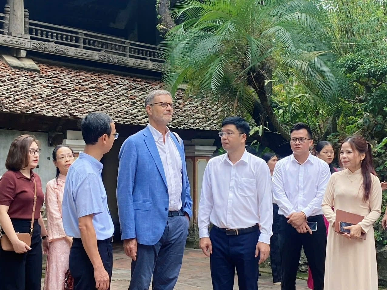 Chuyến thăm Chùa Thầy của Đại sứ Pháp Olivier Brochet cùng thông điệp về bảo tồn di sản bền vững