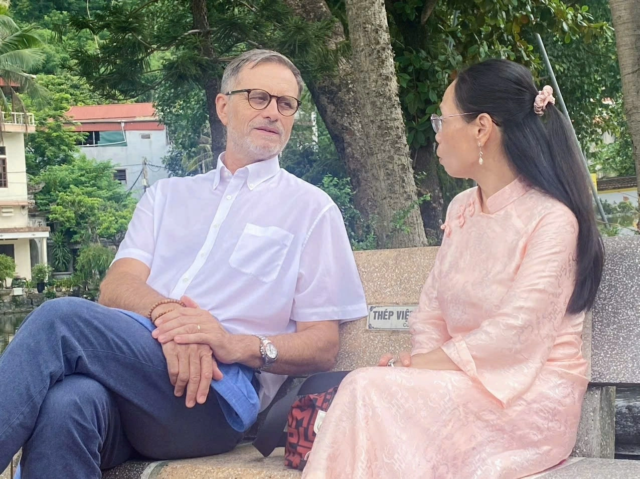 Chuyến thăm Chùa Thầy của Đại sứ Pháp Olivier Brochet cùng thông điệp về bảo tồn di sản bền vững