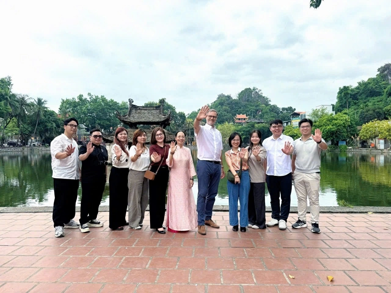 Chuyến thăm Chùa Thầy của Đại sứ Pháp Olivier Brochet cùng thông điệp về bảo tồn di sản bền vững