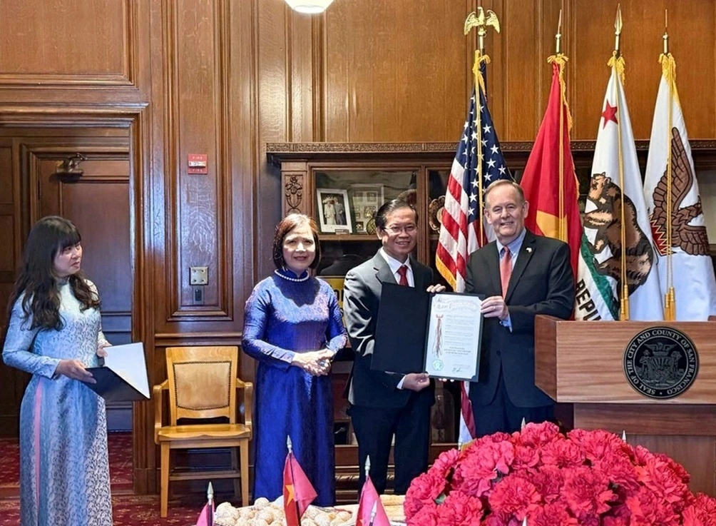 Quốc kỳ Việt Nam tung bay tại Tòa Thị chính San Francisco: Từ độc lập, hòa giải đến những nhịp cầu tương lai Quốc kỳ Việt Nam tung bay tại Tòa Thị chính San Francisco: Từ độc lập, hòa giải đến những nhịp cầu tương lai