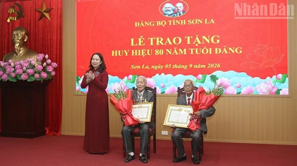 Phó Chủ tịch nước Võ Thị Ánh Xuân trao Huy hiệu 80 năm tuổi Đảng tại Sơn La