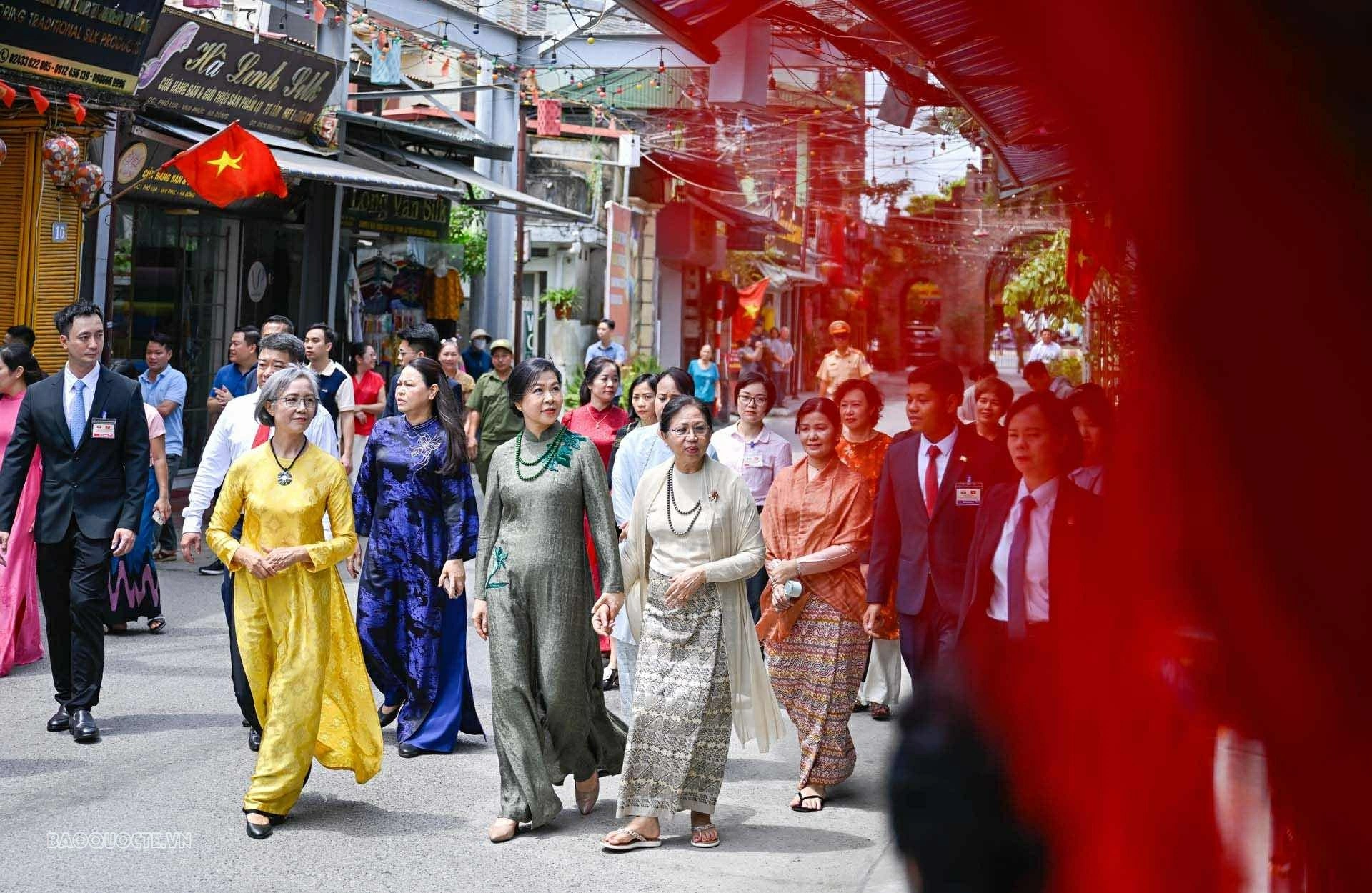 Phu nhân Ngô phương Ly và Phu nhân tổng thống myanmar thăm làng lụa vạn phúc