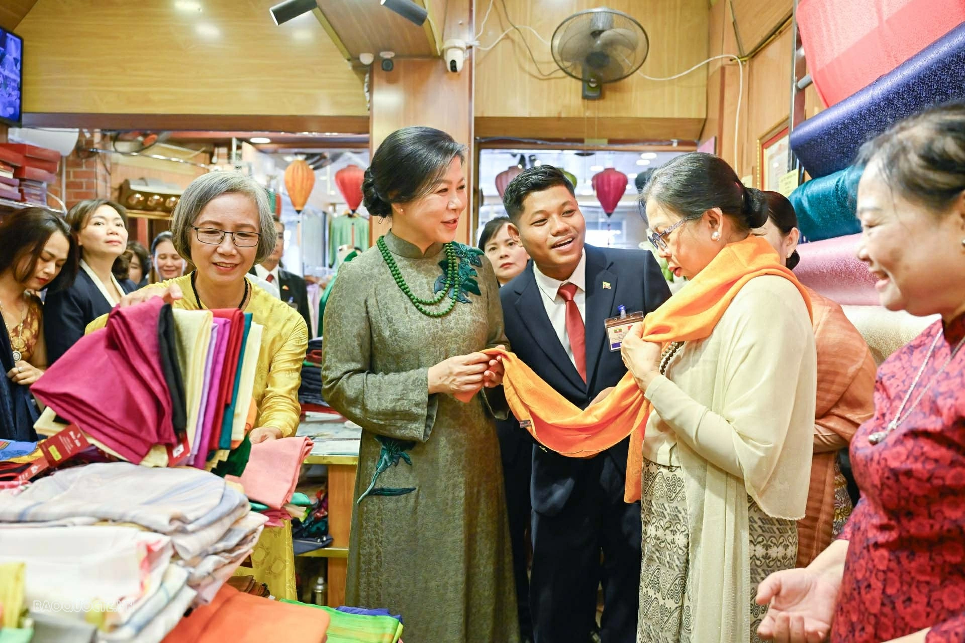 Phu nhân Ngô phương Ly và Phu nhân tổng thống myanmar thăm làng lụa vạn phúc