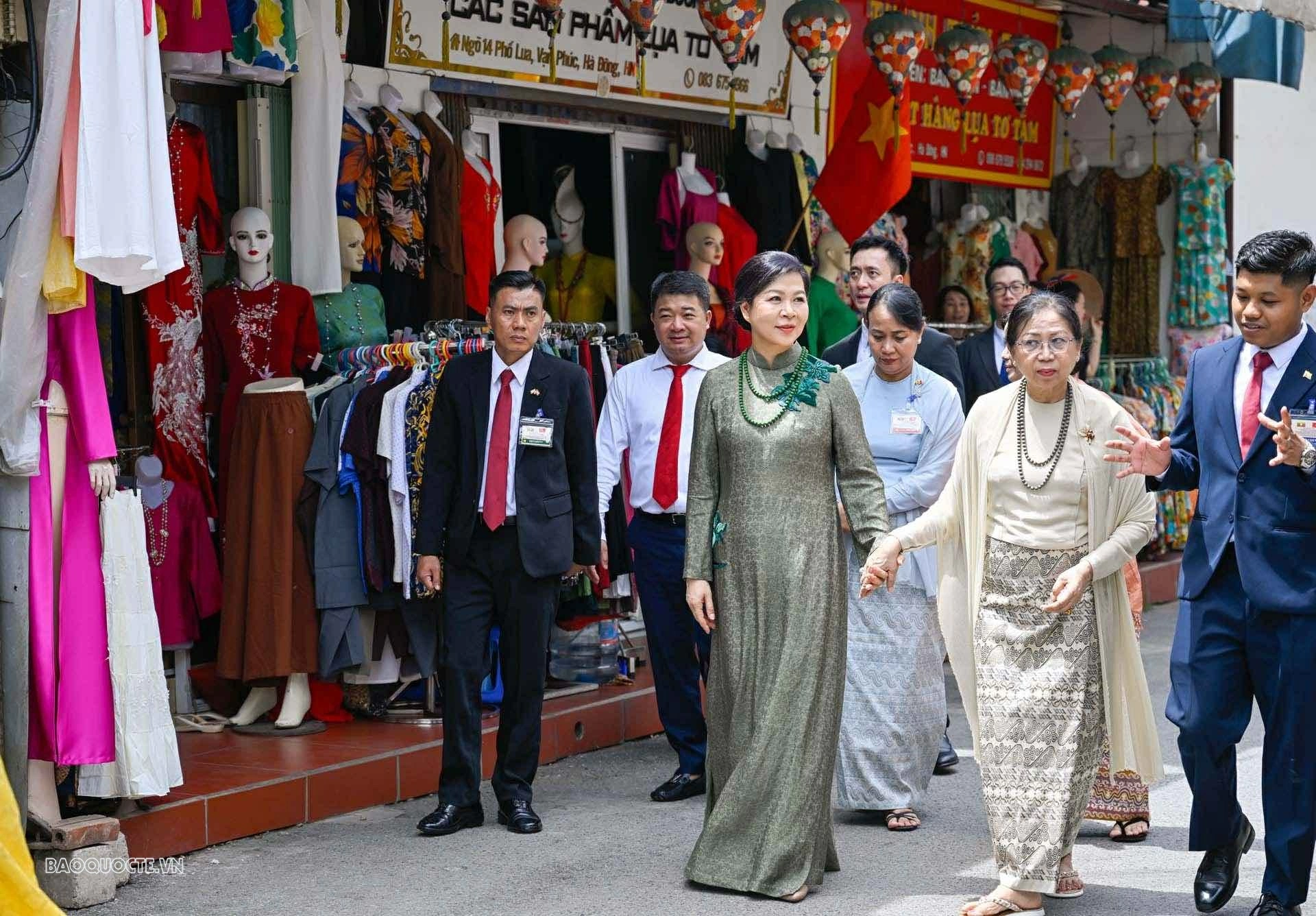 Phu nhân Ngô phương Ly và Phu nhân tổng thống myanmar thăm làng lụa vạn phúc