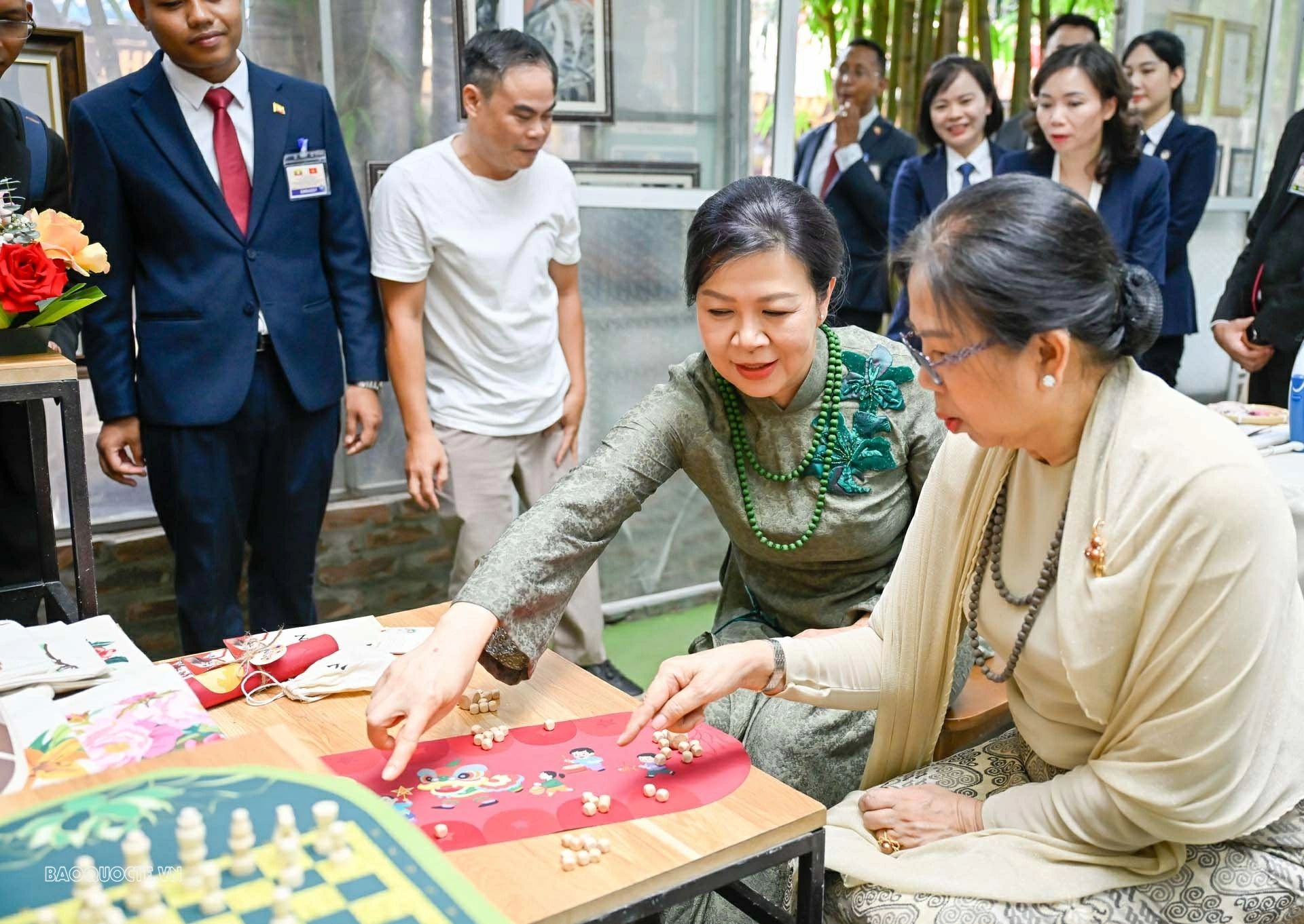 Phu nhân Ngô phương Ly và Phu nhân tổng thống myanmar thăm làng lụa vạn phúc