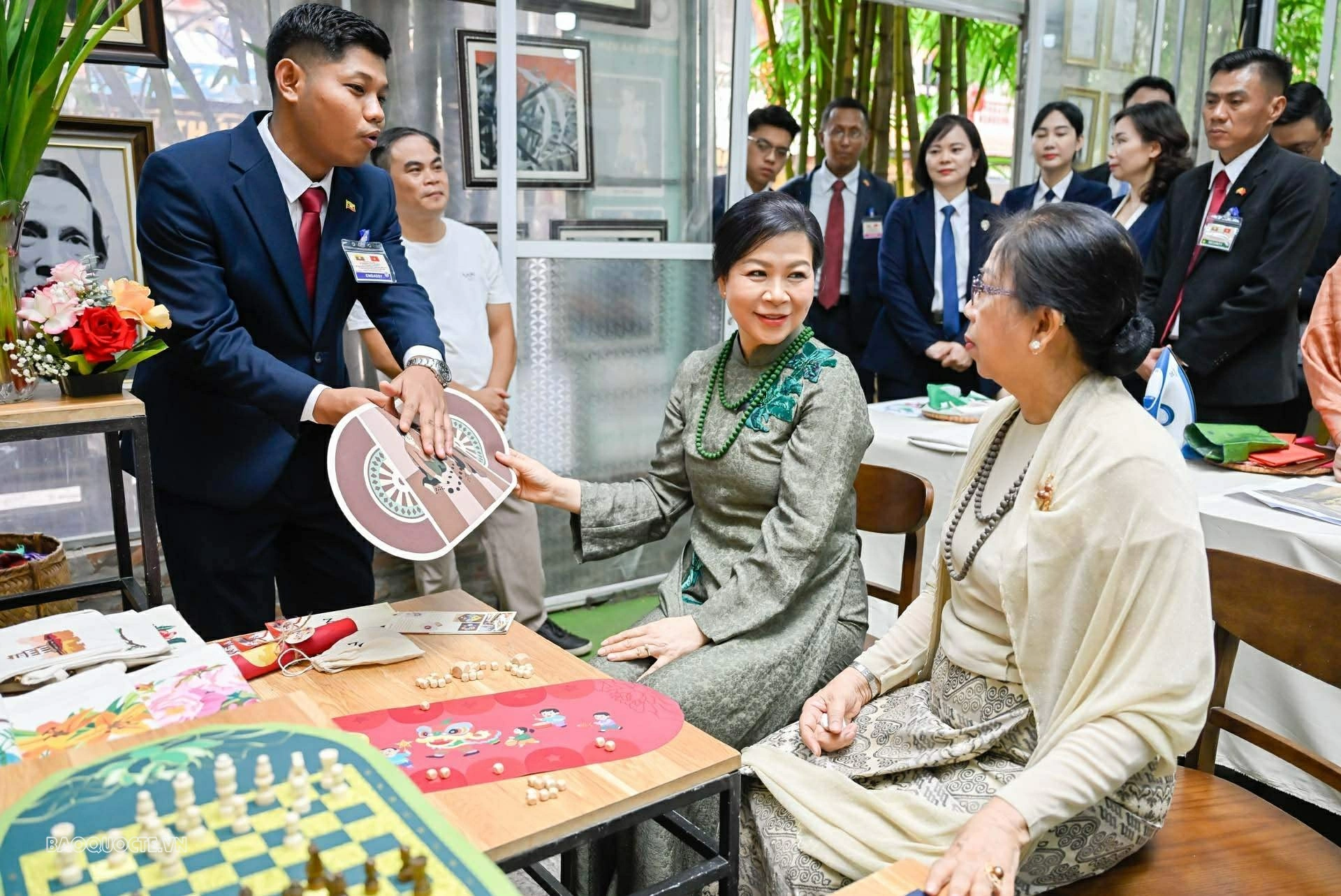 Phu nhân Ngô phương Ly và Phu nhân tổng thống myanmar thăm làng lụa vạn phúc