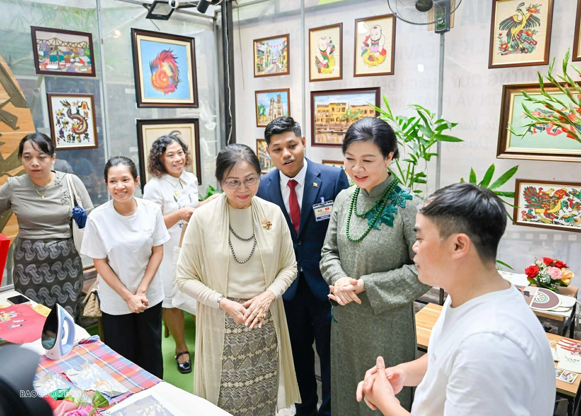 Phu nhân Ngô phương Ly và Phu nhân tổng thống myanmar thăm làng lụa vạn phúc