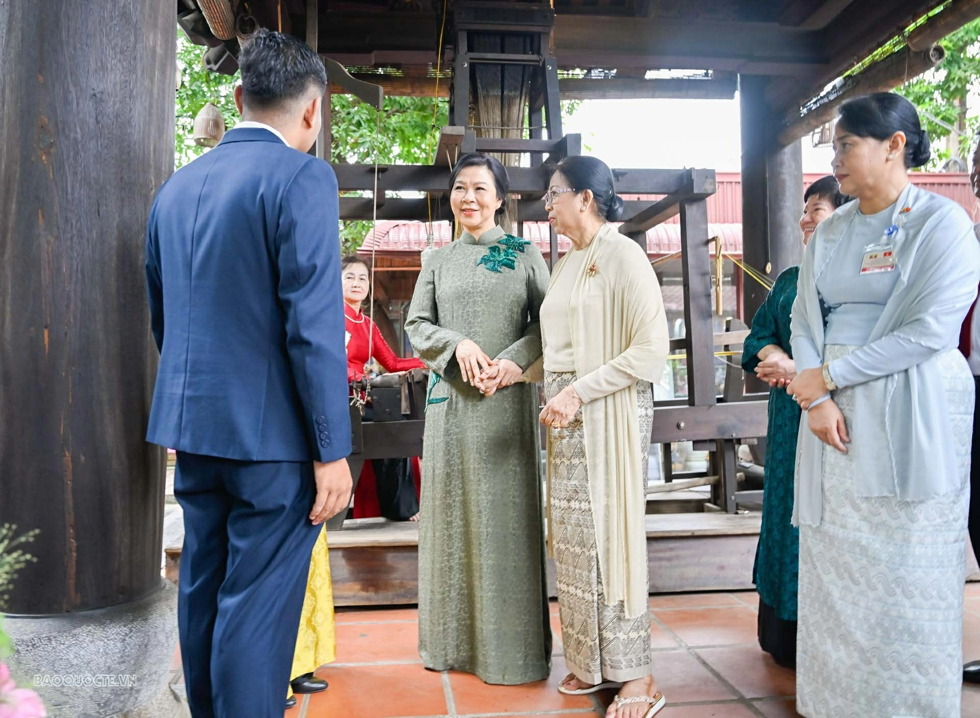 Phu nhân Ngô phương Ly và Phu nhân tổng thống myanmar thăm làng lụa vạn phúc