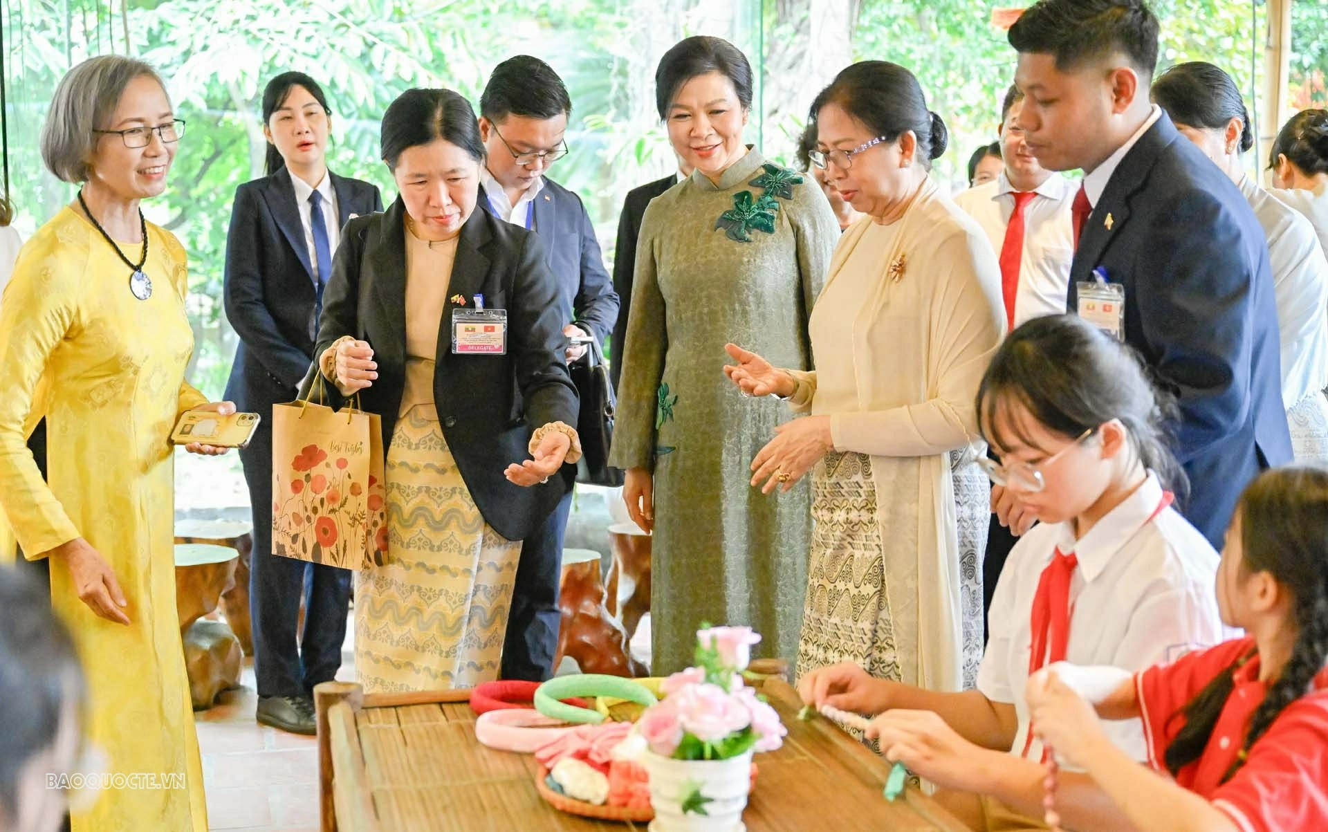 Phu nhân Ngô phương Ly và Phu nhân tổng thống myanmar thăm làng lụa vạn phúc