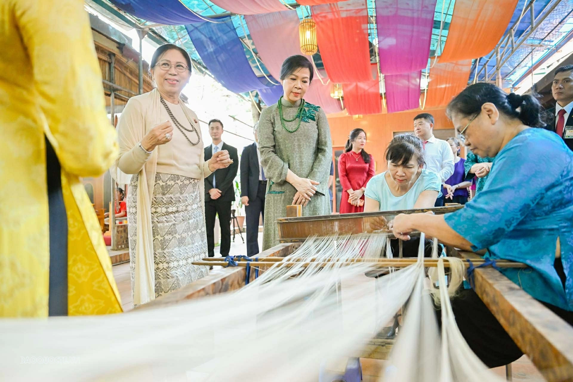 Phu nhân Ngô phương Ly và Phu nhân tổng thống myanmar thăm làng lụa vạn phúc
