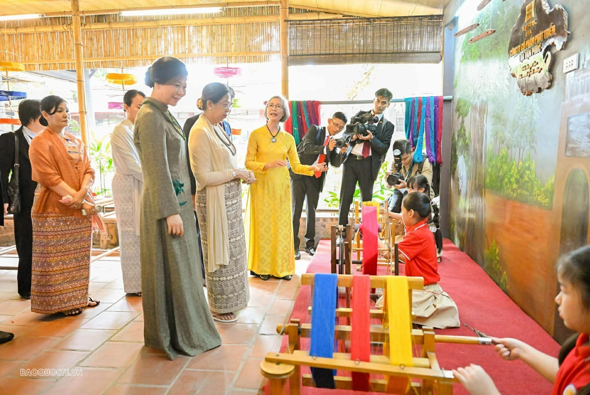 Phu nhân Ngô phương Ly và Phu nhân tổng thống myanmar thăm làng lụa vạn phúc