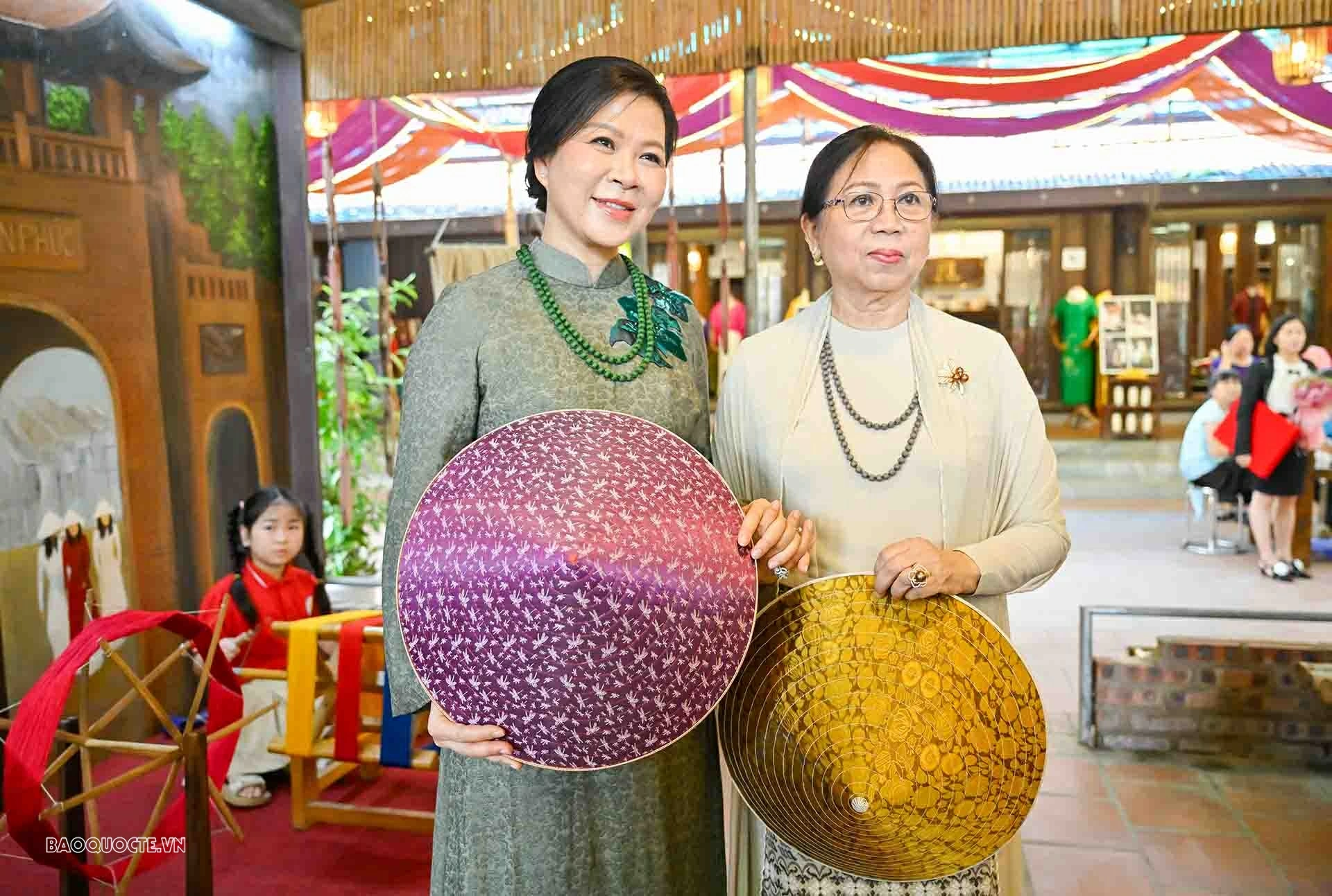 Phu nhân Ngô phương Ly và Phu nhân tổng thống myanmar thăm làng lụa vạn phúc